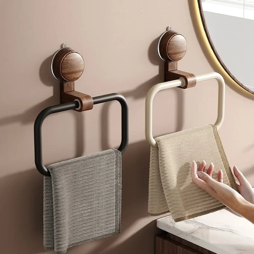 Anneau porte-serviette bois installé dans une salle de bain