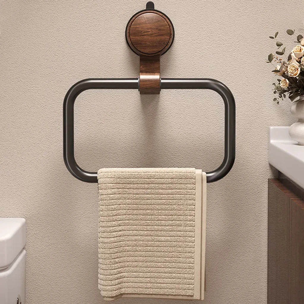 Anneau porte-serviette bois en situation dans la salle de bain