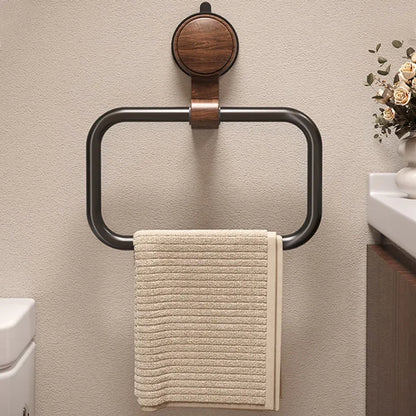 Anneau porte-serviette bois en situation dans la salle de bain