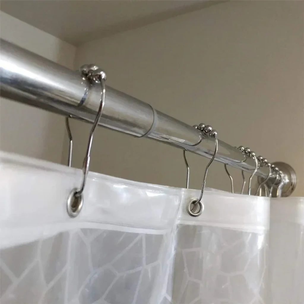 Crochets rideau de douche installé dans une salle de bain