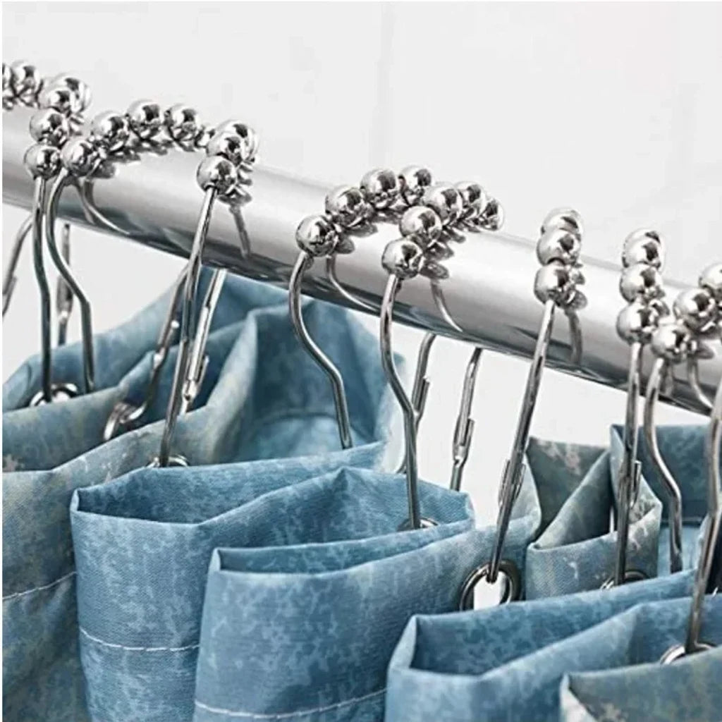 Crochets rideau de douche en situation dans la salle de bain