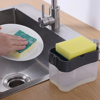 Distributeur de savon à pression avec porte-éponge installé dans une salle de bain