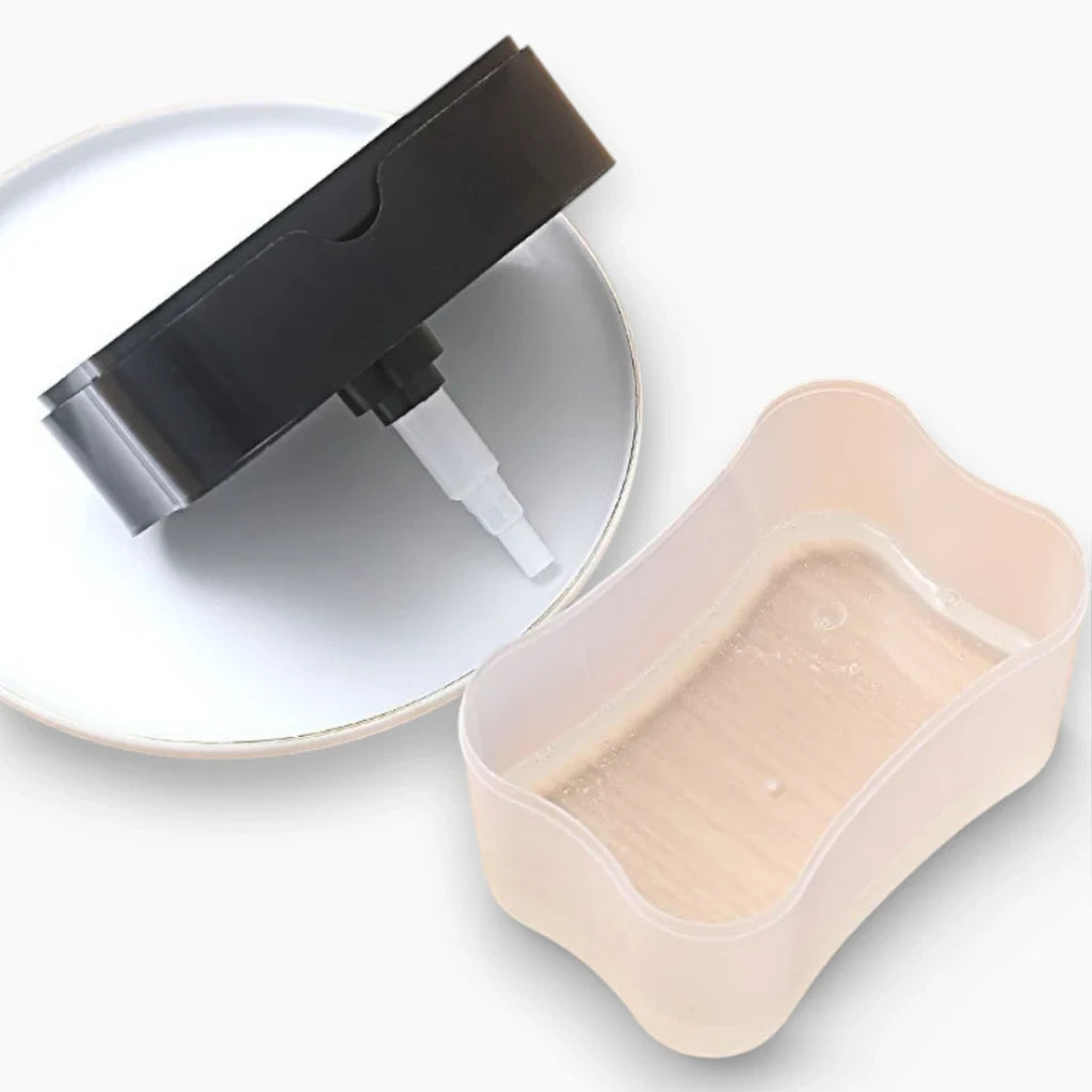 Main activant le capteur infrarouge du distributeur de savon sans contact