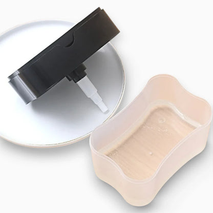 Main activant le capteur infrarouge du distributeur de savon sans contact