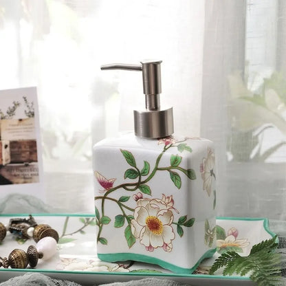 Distributeur savon céramique installé dans une salle de bain
