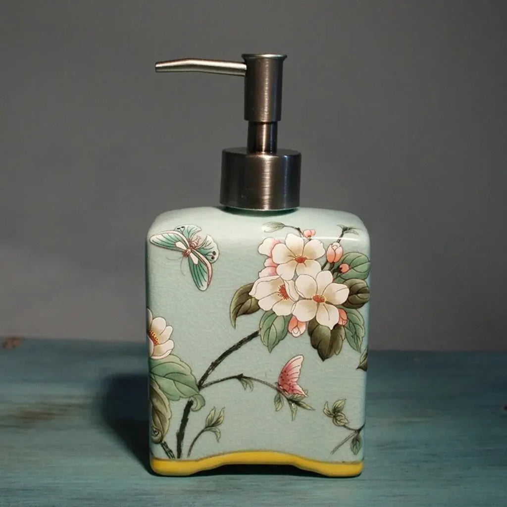 Distributeur savon céramique en situation dans la salle de bain