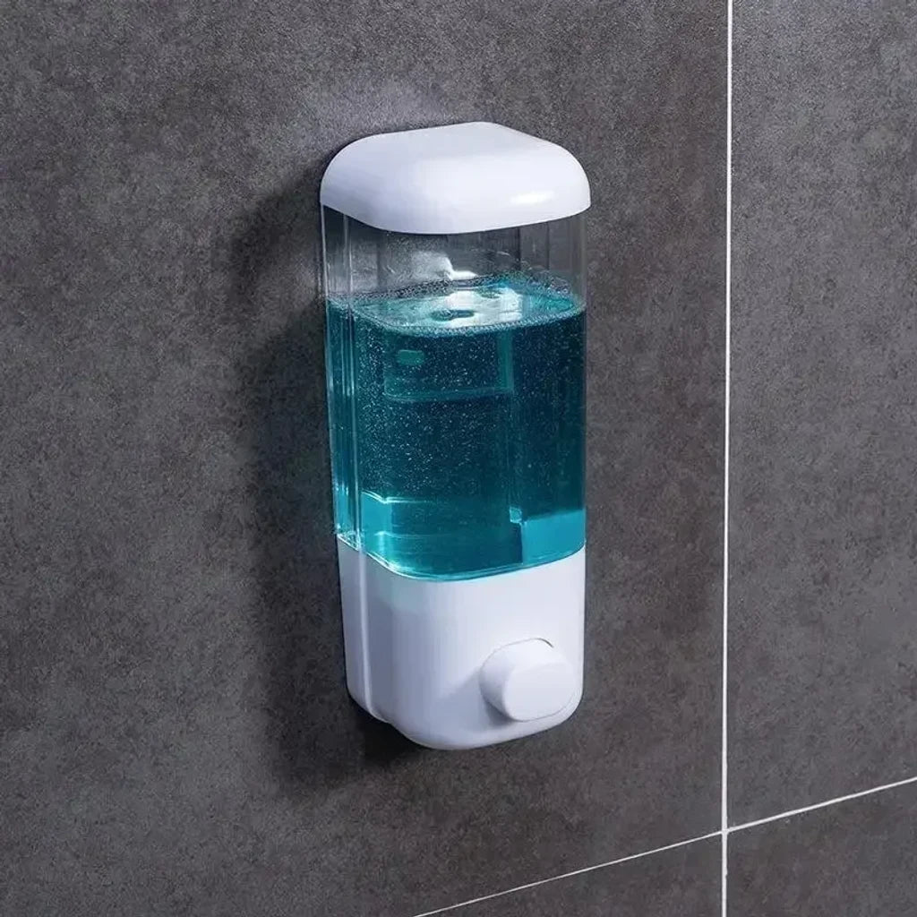 Distributeur savon mural professionnel installé dans une salle de bain