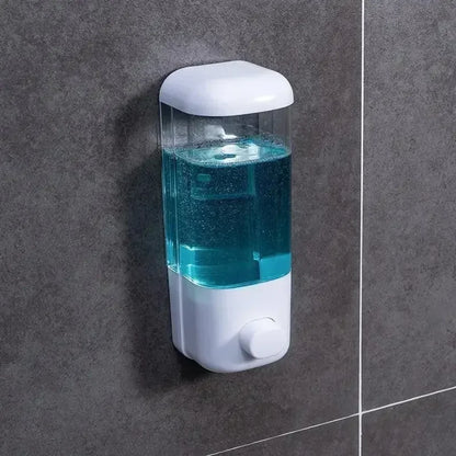 Distributeur savon mural professionnel installé dans une salle de bain