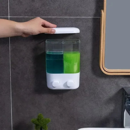 Distributeur savon mural professionnel en situation dans la salle de bain