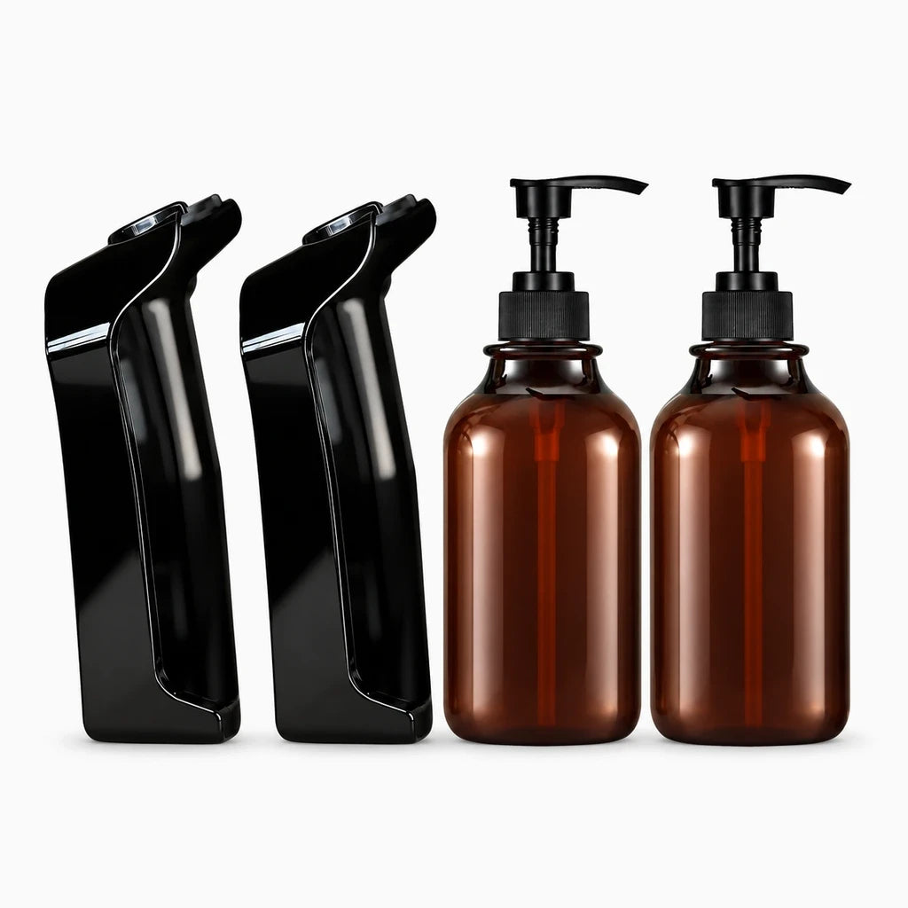 Ensemble de trois flacons de shampoing et savon organisés sur support mural adhésif