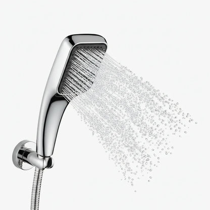 Pommeau de douche rond argenté offrant un rinçage puissant et rapide