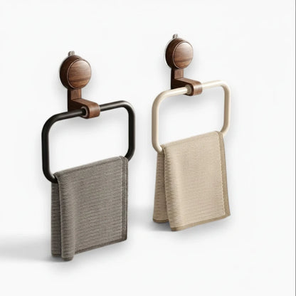 Deux anneaux porte-serviette bois noir et crème avec serviettes grise et beige