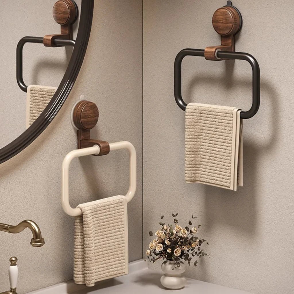 Anneaux porte-serviette bois près du miroir et du lavabo de la salle de bain