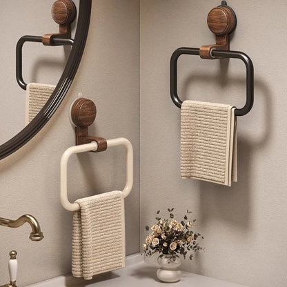 Anneaux porte-serviette bois près du miroir et du lavabo de la salle de bain