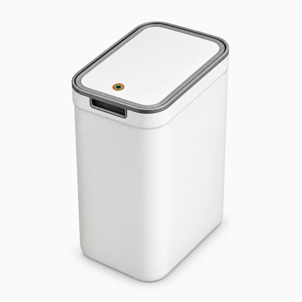 Mini poubelle salle de bain blanche fixée au mur au-dessus d'un lavabo