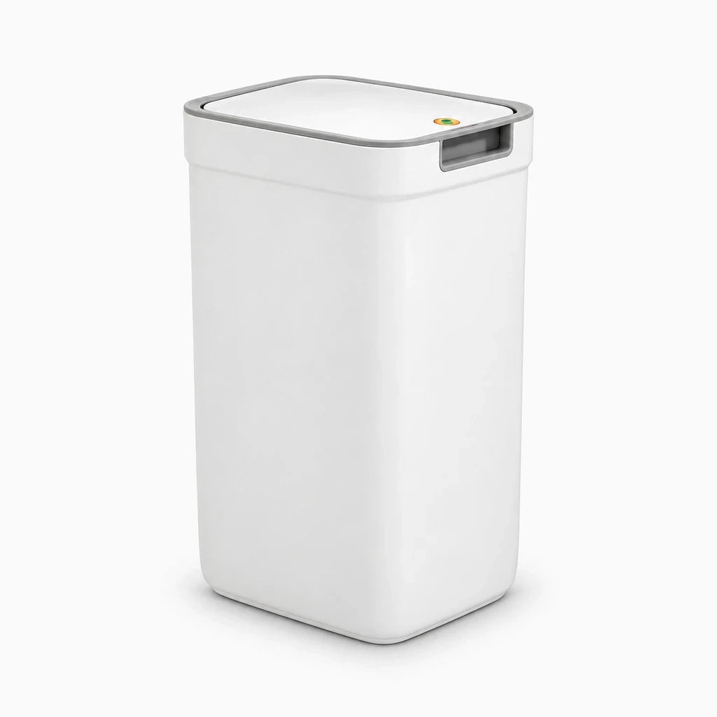 Poubelle compacte salle de bain en plastique blanc avec couvercle fermé