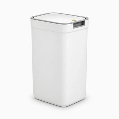 Poubelle compacte salle de bain en plastique blanc avec couvercle fermé