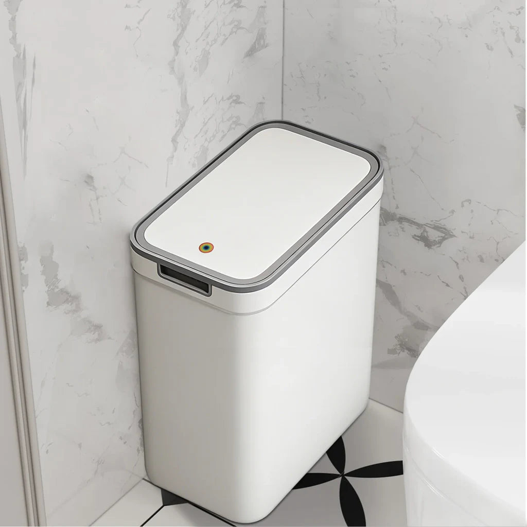 Mini poubelle salle de bain installé dans une salle de bain