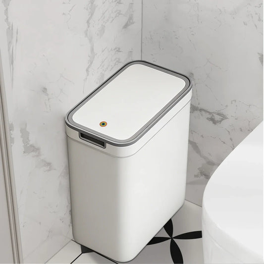Mini poubelle salle de bain installé dans une salle de bain