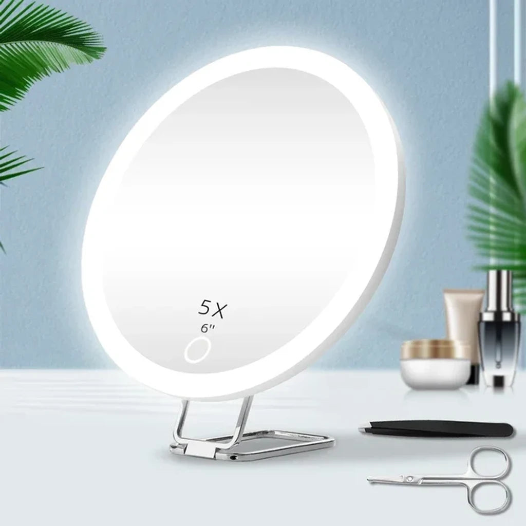 Miroir grossissant 5× lumineux installé dans une salle de bain