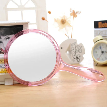 Miroir grossissant à main x3 installé dans une salle de bain
