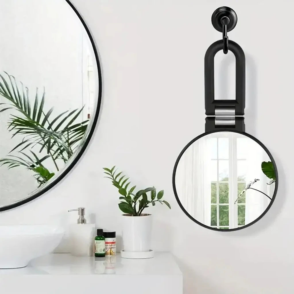 Miroir grossissant de voyage suspendu par sa poignée dans une salle de bain
