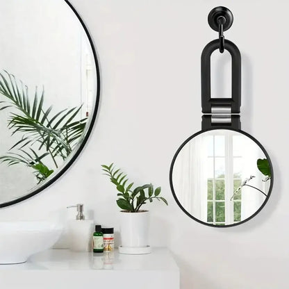 Miroir grossissant de voyage suspendu par sa poignée dans une salle de bain