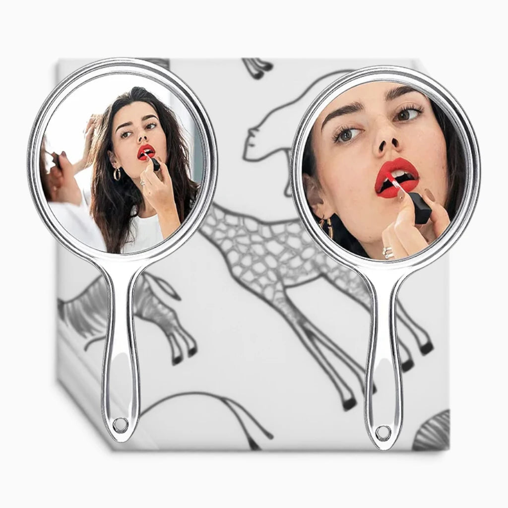 Miroir grossissant sur pied posé sur une coiffeuse pour routine quotidienne