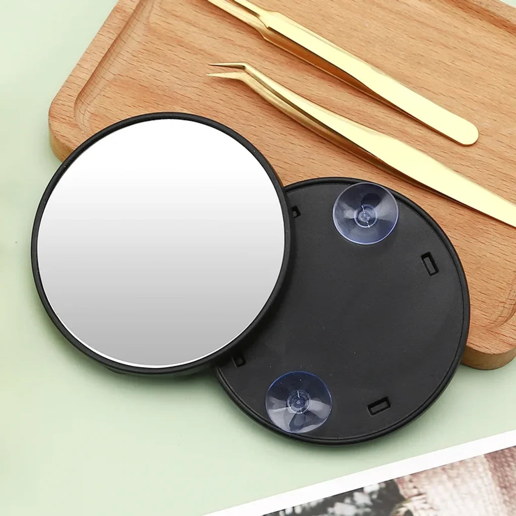 Miroir grossissant x10 installé dans une salle de bain