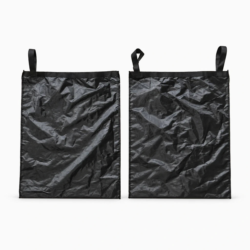 Sac de rangement nylon coloré inséré dans panier en bambou tressé