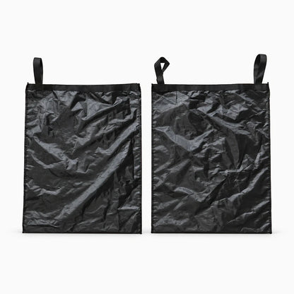 Sac de rangement nylon coloré inséré dans panier en bambou tressé