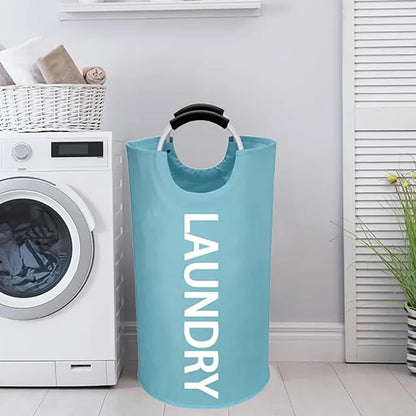 Panier à linge noir installé dans une salle de bain