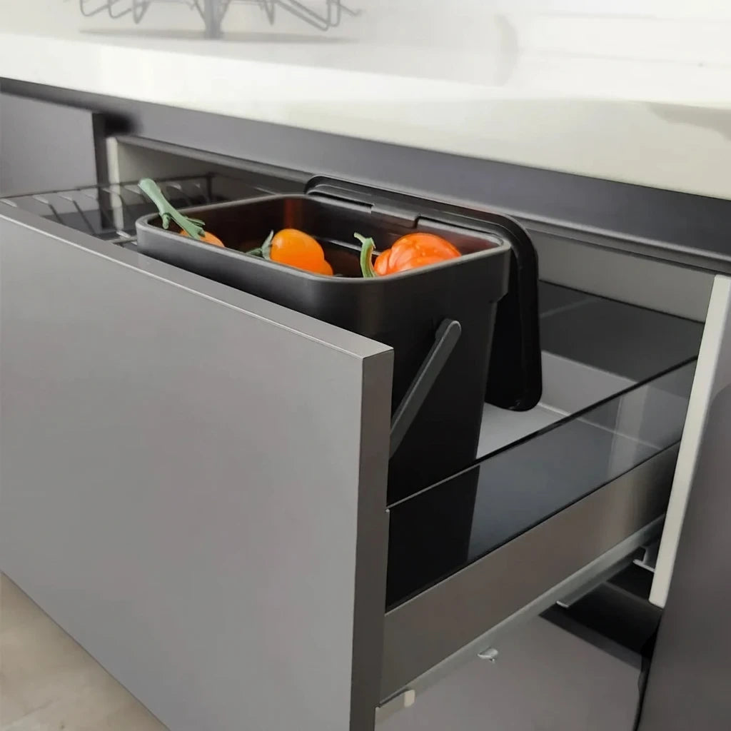Poubelle salle de bain blanc cassé, design épuré avec couvercle