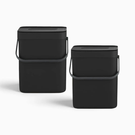 Petite poubelle salle de bain noire avec couvercle fermé, design compact