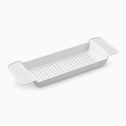 Rangement plateau baignoire blanc avec savon et serviettes organisés