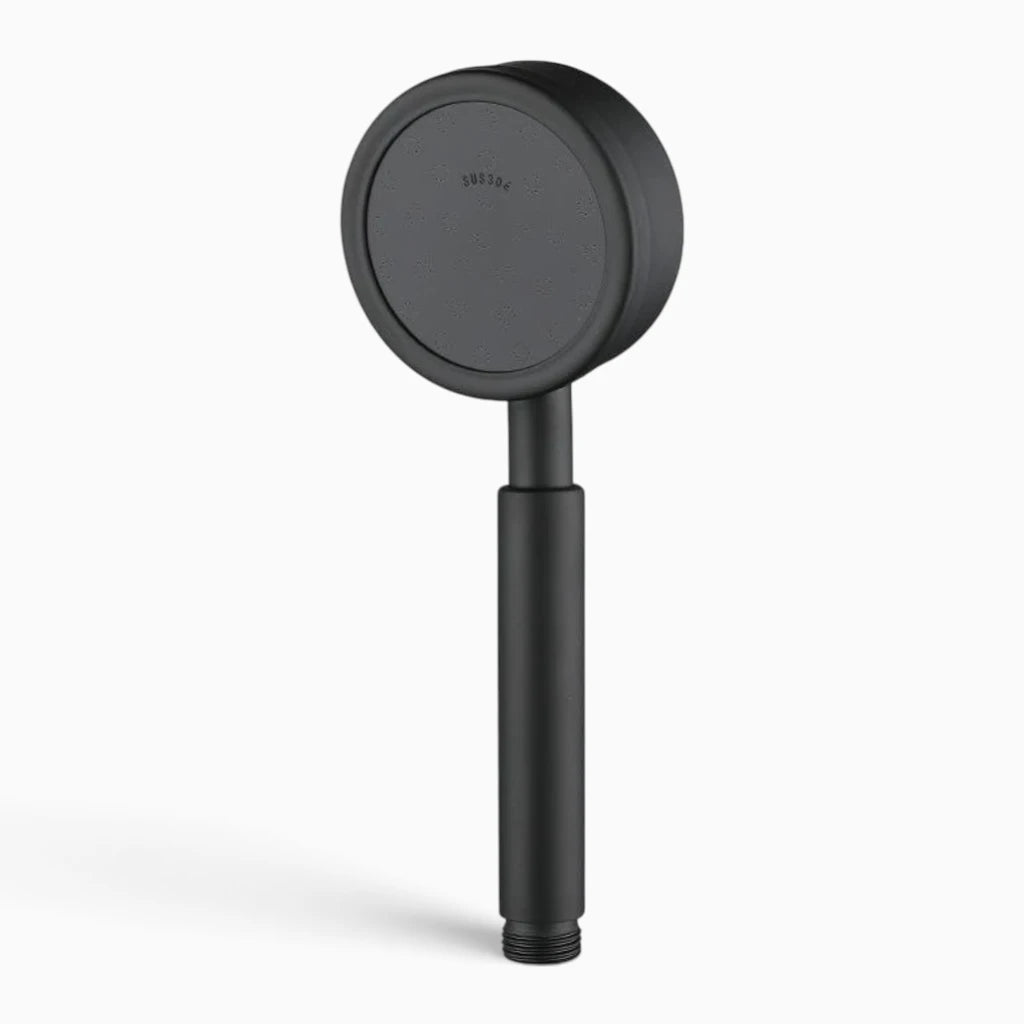 Pommeau de douche noir fixé au mur dans une salle de bain moderne