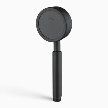 Pommeau de douche noir fixé au mur dans une salle de bain moderne