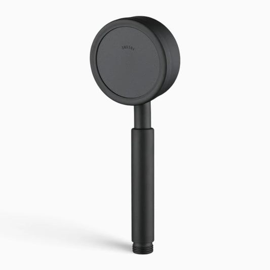 Pommeau de douche noir fixé au mur dans une salle de bain moderne