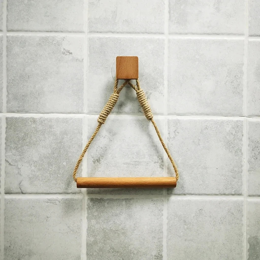 Porte papier toilette bois installé dans une salle de bain