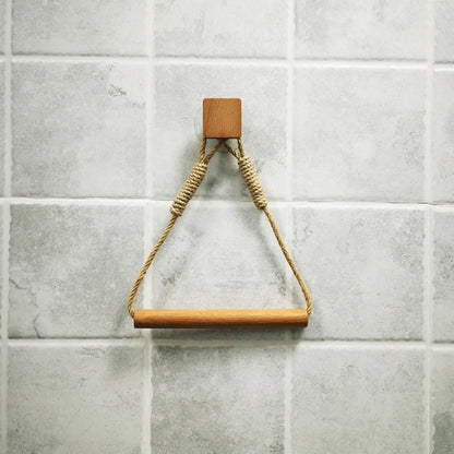 Porte papier toilette bois installé dans une salle de bain