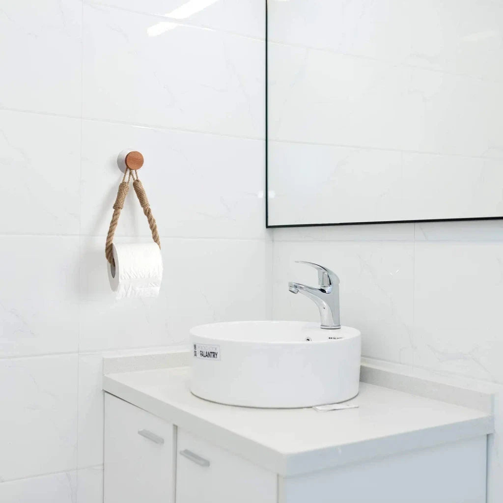 Porte papier toilette corde installé dans une salle de bain