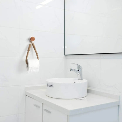 Porte papier toilette corde installé dans une salle de bain