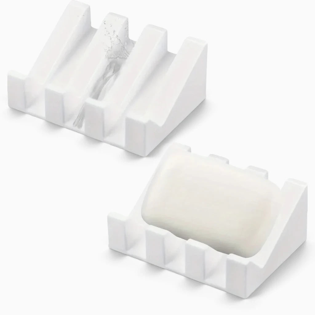 Distributeur savon silicone flexible aux niveaux superposés, design ergonomique pour salle de bains