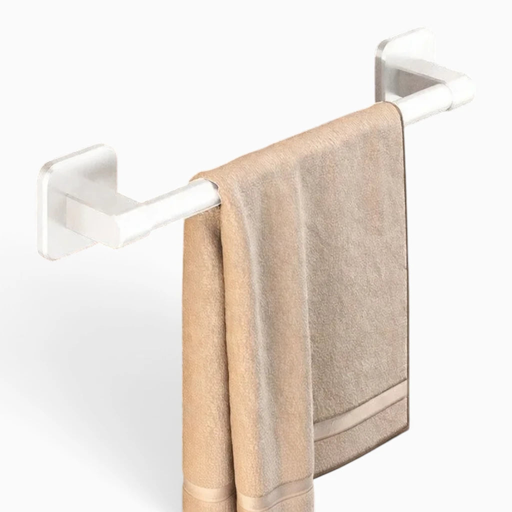 Porte serviette mural blanc fixé au-dessus d'un lavabo dans une salle de bain minimaliste