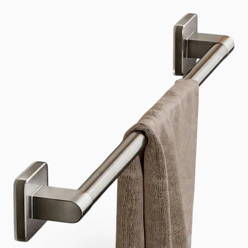 Barre porte-serviettes murale blanche avec deux serviettes de toilette pliées