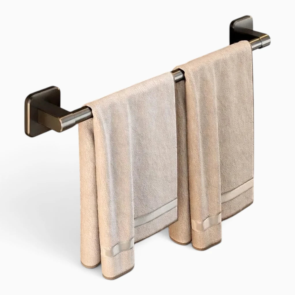 Installation murale blanche de rangement pour serviettes dans une petite salle d'eau