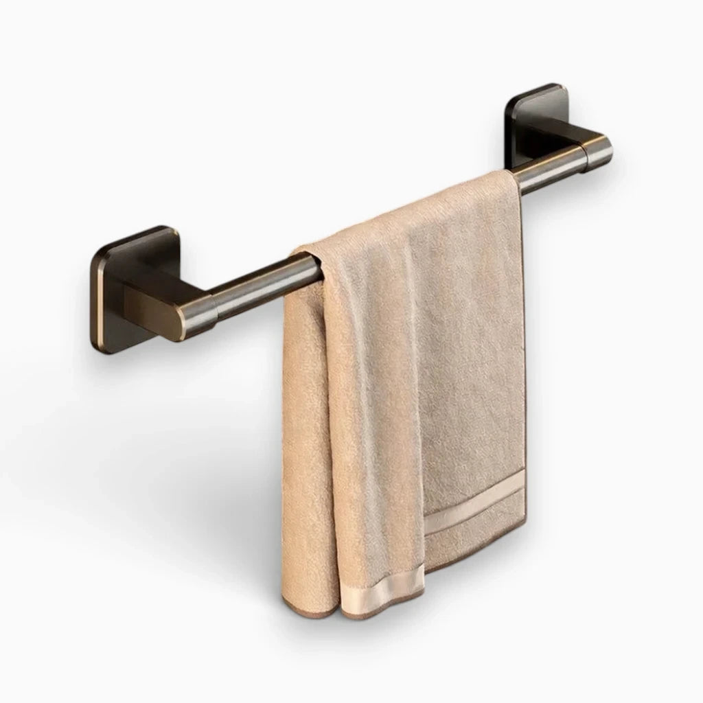 Porte serviette mural blanc intégré dans une décoration de salle de bain contemporaine