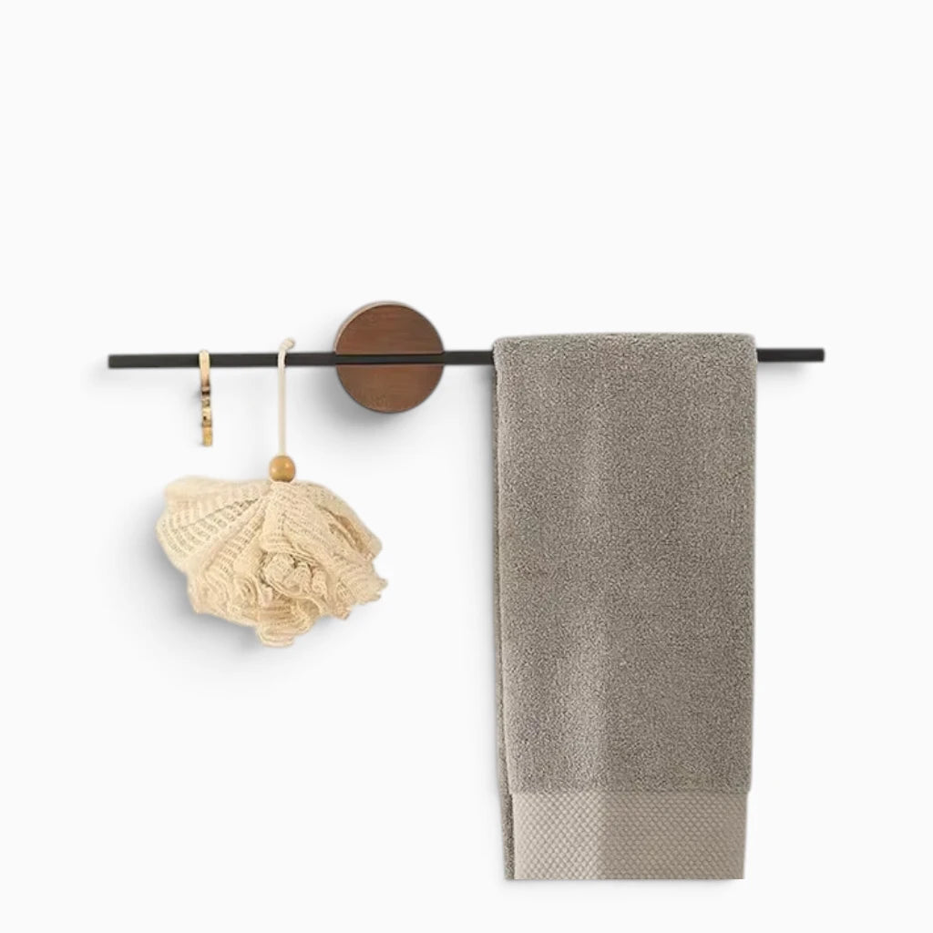 Porte serviette mural bois avec finition naturelle fixé au-dessus d'un lavabo