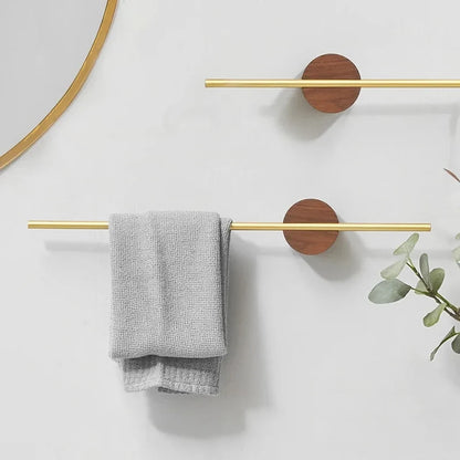 Porte serviette mural métal et bois installé dans une salle de bain
