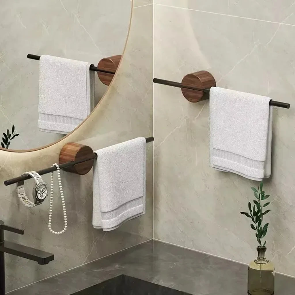 Porte serviette mural métal et bois en situation dans la salle de bain